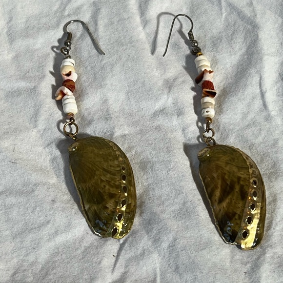 Gold plated dangle shell earrings - Picture 2 of 4